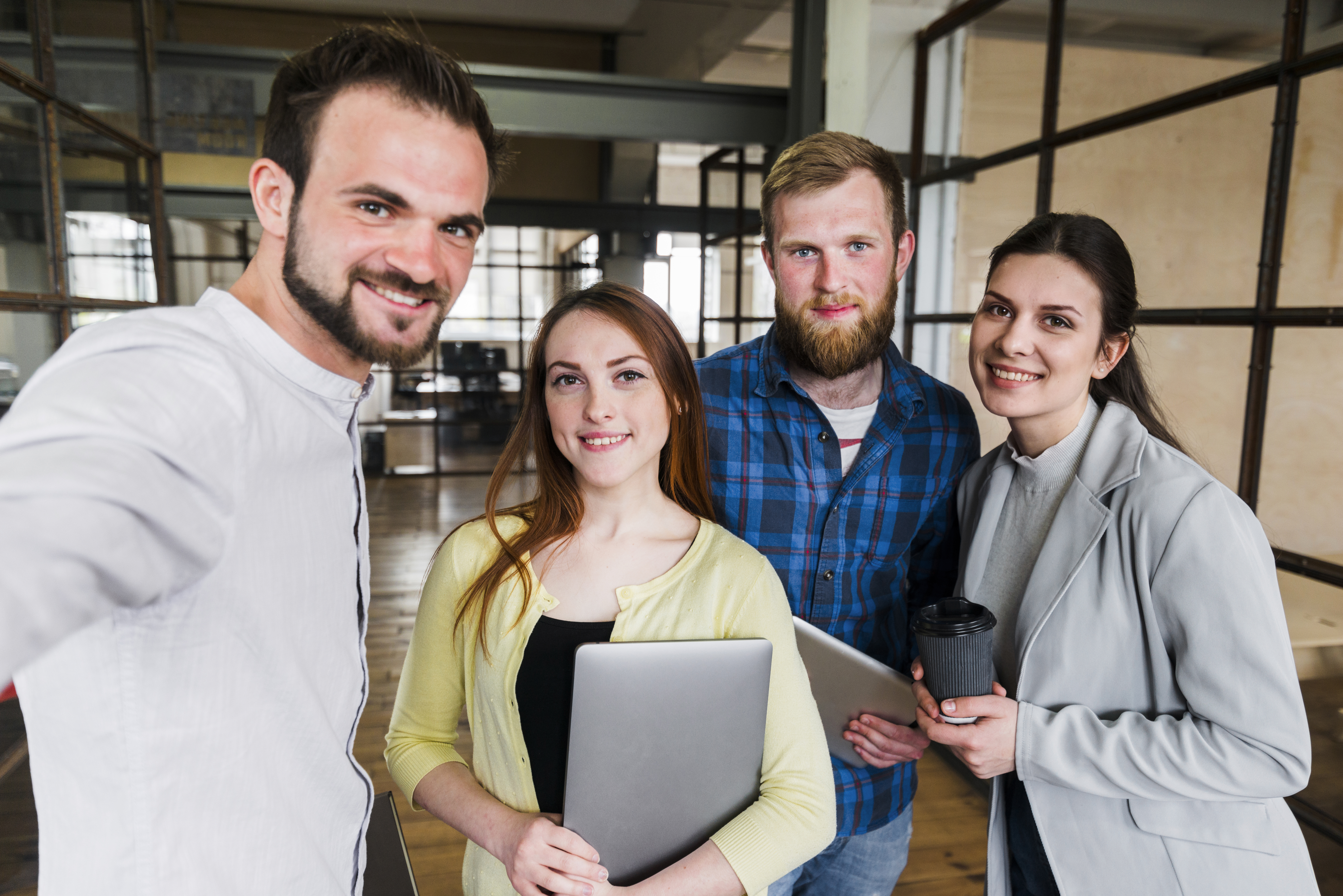 337 Team Aus 4 Jungen Menschen Im Büroflur